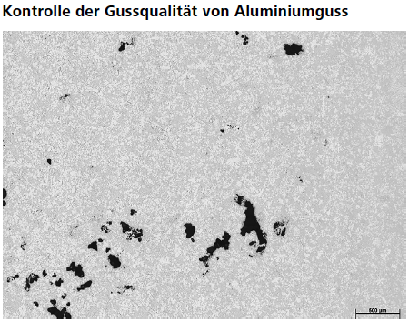 Abb. 7: Aluminium-Silizium-Gusslegierung: untereutektische Legierung mit
Mikrolunkern und Mikroporen. Stellenweise unterschiedlich feiner und gröber
ausgebildetes Eutektikum. Ungeätzt. Zusammengesetztes Bild, aufgenommen mit dem Modul MosaiX, Software: AxioVision (8×6). Oben: bei 100-facher Vergrößerung aufgenommenes MosaiX, unten: 100-fache Vergrößerung. (Objektiv: EC Epiplan-NEOFLUAR 20× / 0.50 HD DIC, Hellfeld)